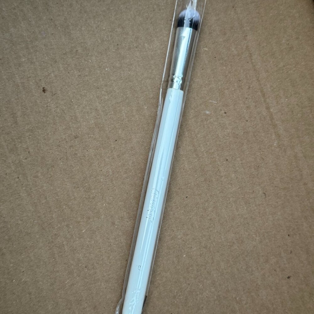 ColourPop Medium Dome Makeup Brush E7 - Picture 5 of 5